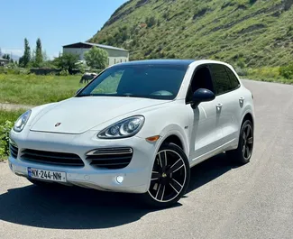 Vooraanzicht van een huurauto Porsche Cayenne Turbo in Tbilisi, Georgië ✓ Auto #11005. ✓ Transmissie Automatisch TM ✓ 0 beoordelingen.