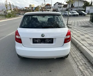 Vooraanzicht van een huurauto Skoda Fabia op de luchthaven van Tirana, Albanië ✓ Auto #11083. ✓ Transmissie Handmatig TM ✓ 0 beoordelingen.