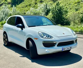 Porsche Cayenne Turbo 2017 beschikbaar voor verhuur in Tbilisi, met een kilometerlimiet van onbeperkt.