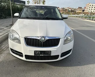 Vooraanzicht van een huurauto Skoda Fabia op de luchthaven van Tirana, Albanië ✓ Auto #11060. ✓ Transmissie Handmatig TM ✓ 0 beoordelingen.