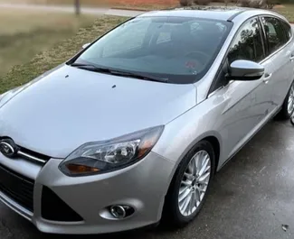 Vooraanzicht van een huurauto Ford Focus in Tirana, Albanië ✓ Auto #10993. ✓ Transmissie Handmatig TM ✓ 0 beoordelingen.