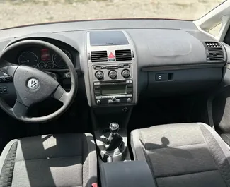 Volkswagen Touran 2010 beschikbaar voor verhuur op de luchthaven van Tirana, met een kilometerlimiet van onbeperkt.