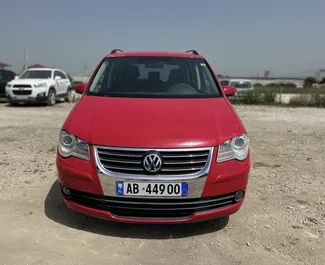 Vooraanzicht van een huurauto Volkswagen Touran op de luchthaven van Tirana, Albanië ✓ Auto #11073. ✓ Transmissie Handmatig TM ✓ 0 beoordelingen.