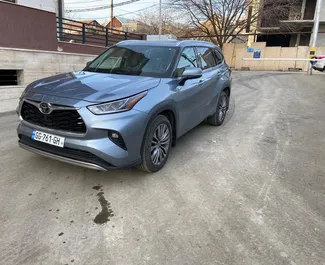 Interieur van Toyota Highlander te huur in Georgië. Een geweldige auto met 7 zitplaatsen en een Automatisch transmissie.