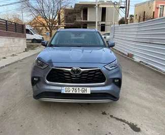 Vooraanzicht van een huurauto Toyota Highlander in Tbilisi, Georgië ✓ Auto #11017. ✓ Transmissie Automatisch TM ✓ 0 beoordelingen.