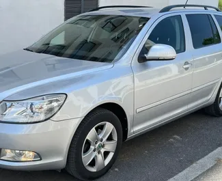 Vooraanzicht van een huurauto Skoda Octavia Combi in Tirana, Albanië ✓ Auto #10991. ✓ Transmissie Automatisch TM ✓ 0 beoordelingen.