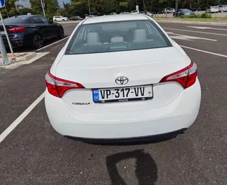 Benzine motor van 1,8L van Toyota Corolla Sedan 2016 te huur op de luchthaven van Koetaisi.