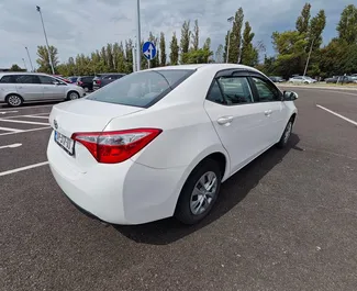 Toyota Corolla Sedan 2016 beschikbaar voor verhuur op de luchthaven van Koetaisi, met een kilometerlimiet van onbeperkt.