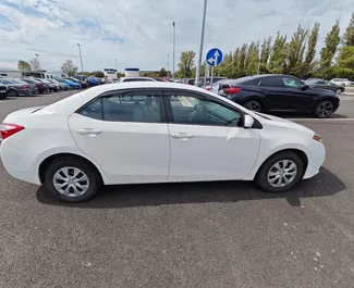 Interieur van Toyota Corolla Sedan te huur in Georgië. Een geweldige auto met 5 zitplaatsen en een Automatisch transmissie.