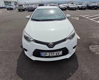 Vooraanzicht van een huurauto Toyota Corolla Sedan op de luchthaven van Koetaisi, Georgië ✓ Auto #10995. ✓ Transmissie Automatisch TM ✓ 0 beoordelingen.