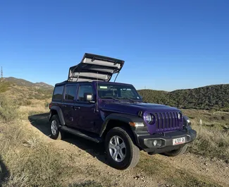 Vooraanzicht van een huurauto Jeep Wrangler in Tbilisi, Georgië ✓ Auto #10967. ✓ Transmissie Automatisch TM ✓ 0 beoordelingen.