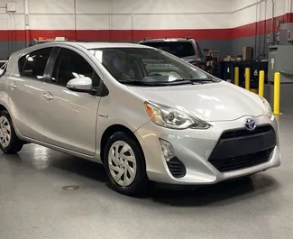 Vooraanzicht van een huurauto Toyota Prius C in Batumi, Georgië ✓ Auto #10997. ✓ Transmissie Automatisch TM ✓ 0 beoordelingen.