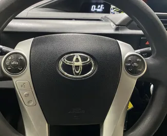 Interieur van Toyota Prius C te huur in Georgië. Een geweldige auto met 5 zitplaatsen en een Automatisch transmissie.