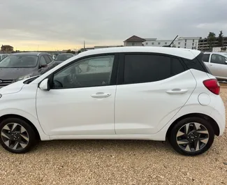 Verhuur Hyundai i10. Economy Auto te huur in Albanië ✓ Borg van Borg van 200 EUR ✓ Verzekeringsmogelijkheden TPL, CDW, SCDW, Jonge.