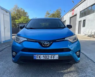 Vooraanzicht van een huurauto Toyota Rav4 in Tbilisi, Georgië ✓ Auto #11096. ✓ Transmissie Automatisch TM ✓ 0 beoordelingen.