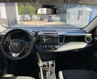 Interieur van Toyota Rav4 te huur in Georgië. Een geweldige auto met 4 zitplaatsen en een Automatisch transmissie.