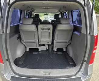 Diesel motor van 2,5L van Hyundai Starex 2017 te huur in Tbilisi.