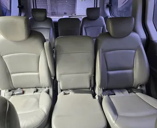 Interieur van Hyundai Starex te huur in Georgië. Een geweldige auto met 9 zitplaatsen en een Automatisch transmissie.