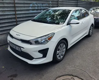 Vooraanzicht van een huurauto Kia Rio in Jerevan, Armenië ✓ Auto #10994. ✓ Transmissie Automatisch TM ✓ 0 beoordelingen.