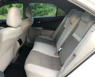 Interieur van Toyota Camry te huur in Georgië. Een geweldige auto met 5 zitplaatsen en een Automatisch transmissie.