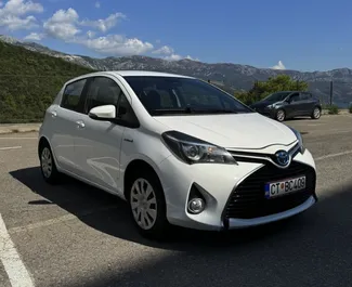 Vooraanzicht van een huurauto Toyota Yaris in Budva, Montenegro ✓ Auto #11310. ✓ Transmissie Automatisch TM ✓ 0 beoordelingen.