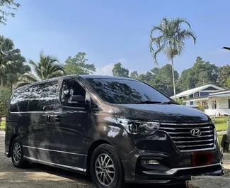 Vooraanzicht van een huurauto Hyundai H1 op luchthaven Bangkok Suvarnabhumi, Thailand ✓ Auto #11205. ✓ Transmissie Automatisch TM ✓ 0 beoordelingen.