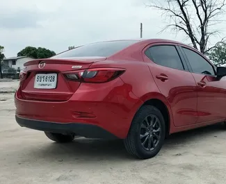 Vooraanzicht van een huurauto Mazda 2 op luchthaven Bangkok Suvarnabhumi, Thailand ✓ Auto #11200. ✓ Transmissie Automatisch TM ✓ 0 beoordelingen.