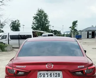 Interieur van Mazda 2 te huur in Thailand. Een geweldige auto met 5 zitplaatsen en een Automatisch transmissie.