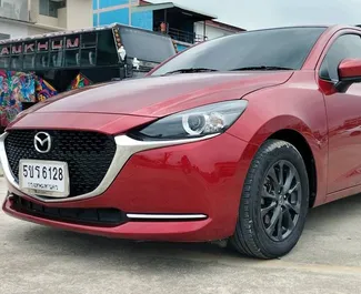 Mazda 2 2022 beschikbaar voor verhuur op luchthaven Bangkok Suvarnabhumi, met een kilometerlimiet van onbeperkt.