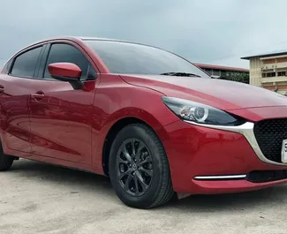 Mazda 2 2022 met Vooraandrijving systeem, beschikbaar op luchthaven Bangkok Suvarnabhumi.