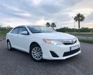 Vooraanzicht van een huurauto Toyota Camry in Batumi, Georgië ✓ Auto #11113. ✓ Transmissie Automatisch TM ✓ 0 beoordelingen.