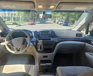 Interieur van Nissan Quest te huur in Georgië. Een geweldige auto met 7 zitplaatsen en een Automatisch transmissie.