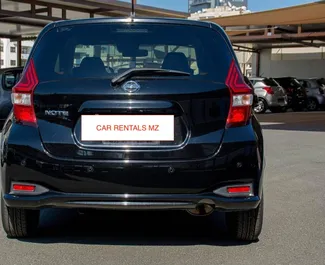 Interieur van Nissan Note te huur in Cyprus. Een geweldige auto met 5 zitplaatsen en een Automatisch transmissie.