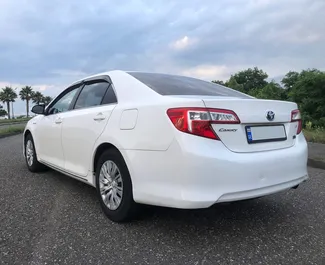 Verhuur Toyota Camry. Comfort, Premium Auto te huur in Georgië ✓ Borg van Borg van 300 GEL ✓ Verzekeringsmogelijkheden TPL, SCDW, FDW, Passagiers, Diefstal, Jonge.