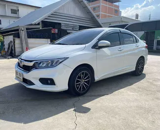 Vooraanzicht van een huurauto Honda City op luchthaven Bangkok Suvarnabhumi, Thailand ✓ Auto #11196. ✓ Transmissie Automatisch TM ✓ 0 beoordelingen.