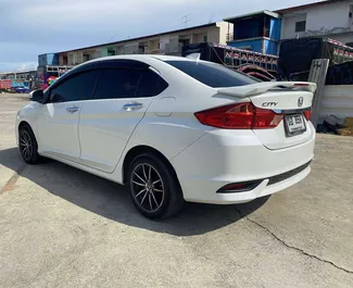 Benzine motor van L van Honda City 2020 te huur op luchthaven Bangkok Suvarnabhumi.