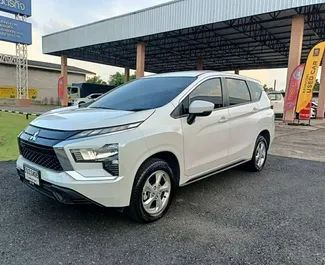 Interieur van Mitsubishi Xpander te huur in Thailand. Een geweldige auto met 7 zitplaatsen en een Automatisch transmissie.