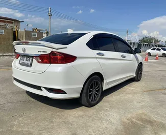 Interieur van Honda City te huur in Thailand. Een geweldige auto met 5 zitplaatsen en een Automatisch transmissie.