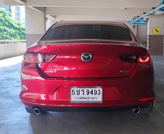 Benzine motor van L van Mazda 3 2023 te huur op luchthaven Bangkok Suvarnabhumi.