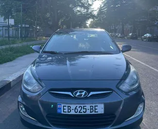 Vooraanzicht van een huurauto Hyundai Accent in Koetaisi, Georgië ✓ Auto #11312. ✓ Transmissie Automatisch TM ✓ 0 beoordelingen.