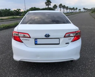 Hybride motor van 2,5L van Toyota Camry 2012 te huur in Batumi.