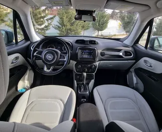 Interieur van Jeep Renegade te huur in Georgië. Een geweldige auto met 5 zitplaatsen en een Automatisch transmissie.