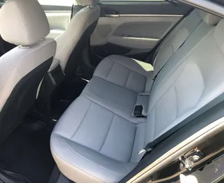 Interieur van Hyundai Elantra te huur in Georgië. Een geweldige auto met 5 zitplaatsen en een Automatisch transmissie.