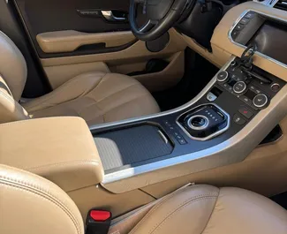 Land Rover Range Rover Evoque 2015 beschikbaar voor verhuur in Valencia, met een kilometerlimiet van 250 km/dag.