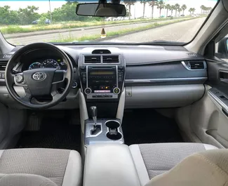 Toyota Camry 2012 beschikbaar voor verhuur in Batumi, met een kilometerlimiet van onbeperkt.
