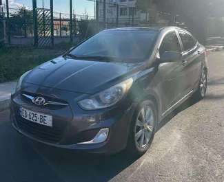 Interieur van Hyundai Accent te huur in Georgië. Een geweldige auto met 5 zitplaatsen en een Automatisch transmissie.