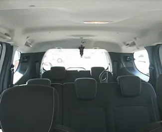 Diesel motor van 1,5L van Dacia Lodgy Stepway 2021 te huur op de luchthaven van Izmir.