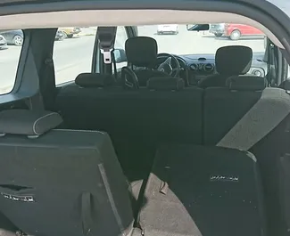 Vooraanzicht van een huurauto Dacia Lodgy Stepway op de luchthaven van Izmir, Turkije ✓ Auto #8581. ✓ Transmissie Handmatig TM ✓ 0 beoordelingen.