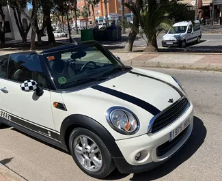 Benzine motor van 1,6L van Mini Cooper Cabrio 2014 te huur in Barcelona.