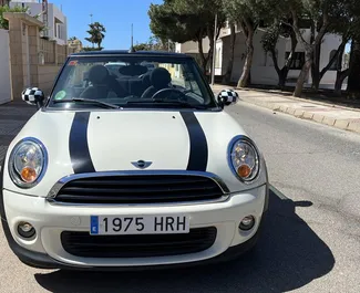 Mini Cooper Cabrio 2014 beschikbaar voor verhuur in Barcelona, met een kilometerlimiet van 250 km/dag.